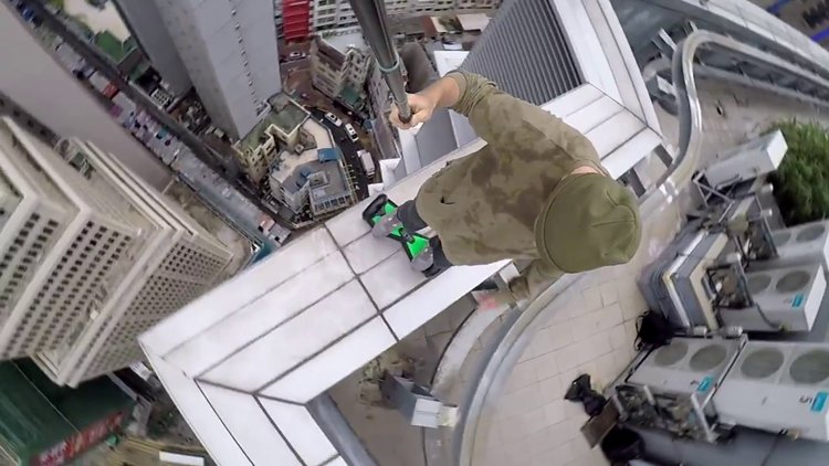 Elektrikli kaykay ile gökdelen tepesinde dolaştı