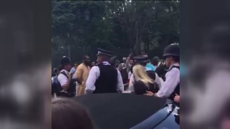 Öfkeli kalabalık İngiltere Başbakanı Theresa May'i protesto etti