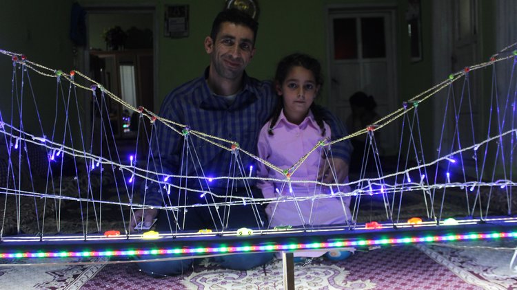 İstanbul'u görmek isteyen kızına Boğaz Köprüsünün maketini yaptı