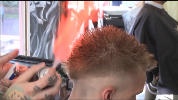 Ateşle saç kesiyor