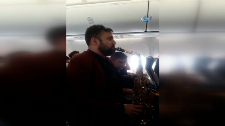 Yüksekova uçağında metrelerce yükseklikte müzik resitali