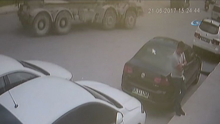 Ataşehir'de freni boşalan beton mikseri dereye uçtu