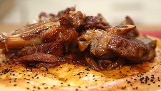 Nursel Ergin bugün, Yıldız Çam ile birlikte büryan tarifinin yapımını gösterdi.