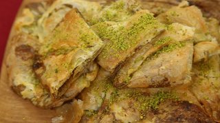 Nursel Ergin bugün, Yıldız Çam ile birlikte Fıstıklı Kaymaklı Katmer tarifinin yapımını gösterdi.