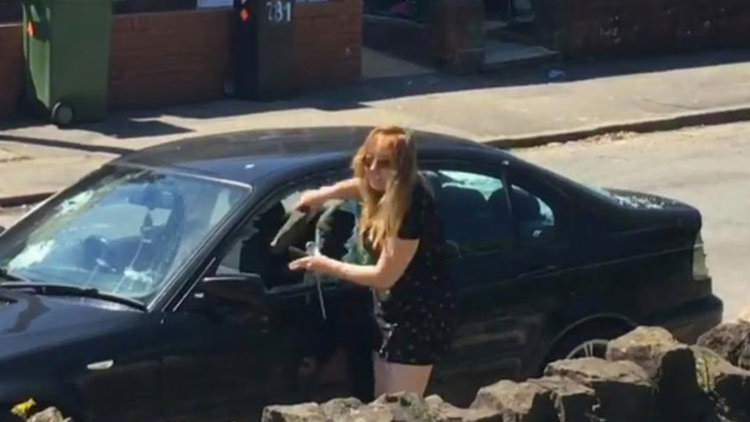 Sevgilisine kızdı arabayı parçaladı