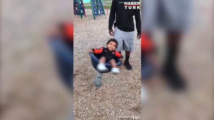 Oyun parkında dünyası dönen çocuk