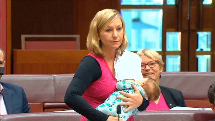 Parlamentoda konuşurken bebeğini emzirdi