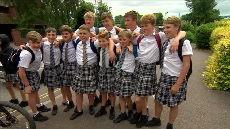 Şort yasağına etekli protesto