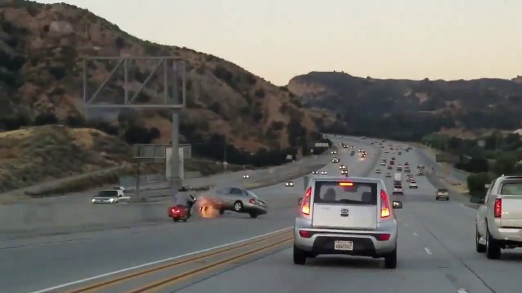 Motorcuyu yoldan çıkarmaya çalışan otomobil sürücüsünün hazin sonu