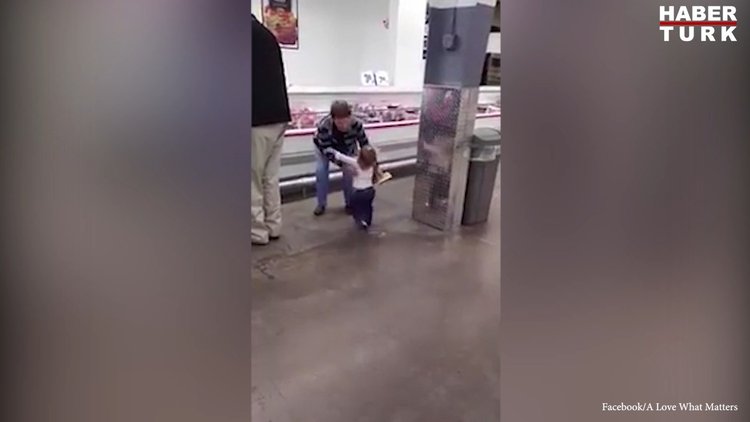 Verdiği selamla marketteki herkesi mutlu eden minik kız