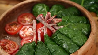 Nursel Ergin bugün; Şef Şenol Özbay ile birlikte Kuzu Etine Sarılı Kara Lahana Sarması tarifini gösterdi.