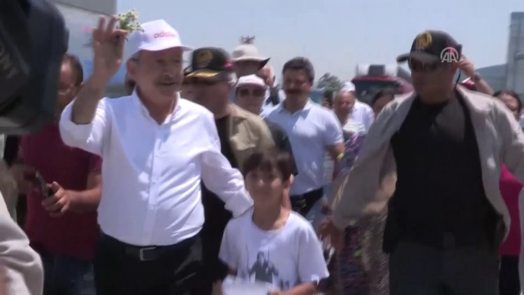 CHP Genel Başkanı Kemal Kılıçdaroğlu yürüyüşte Bozkurt işareti yaptı
