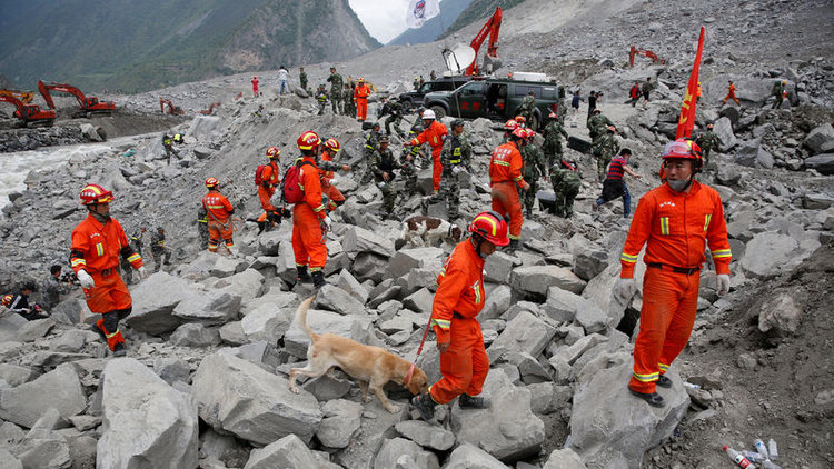 Heyelan bir köyü yok etti