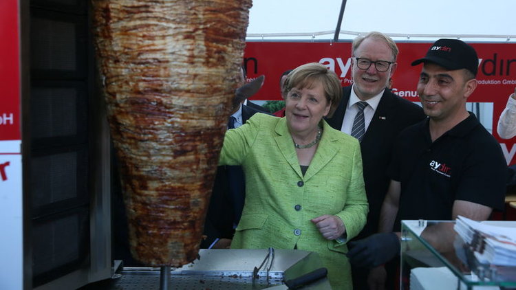 Kendi dönerini kendisi kesti