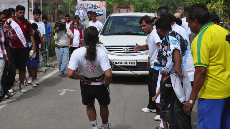 Sakalıyla araç çeken adam rekoru kırdı