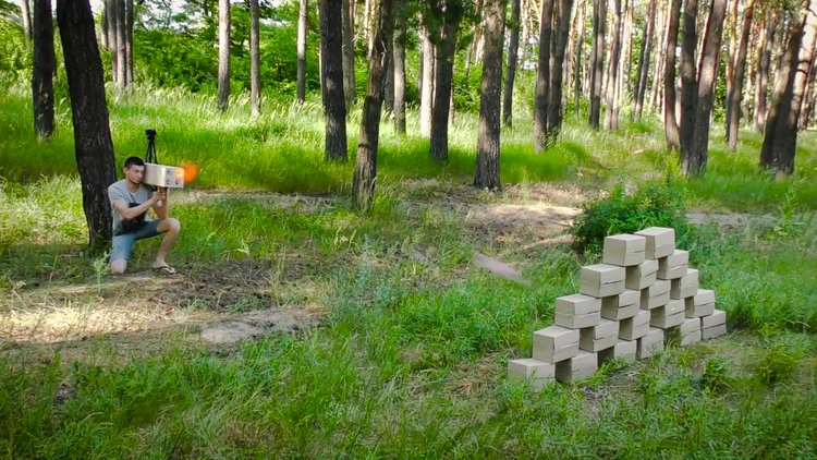 Kartondan roketatar yapan genç