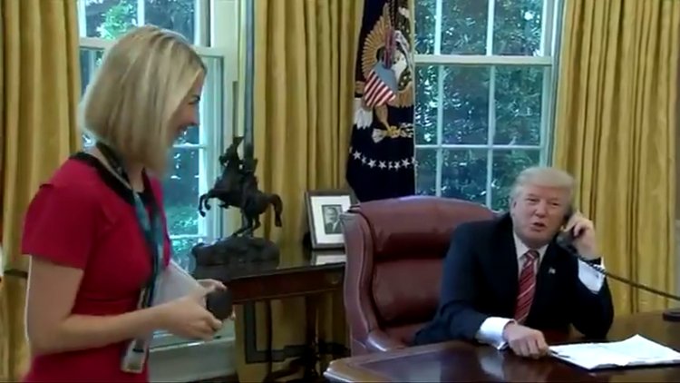 ABD Başkanı Donald Trump kadın muhabire iltifat etti