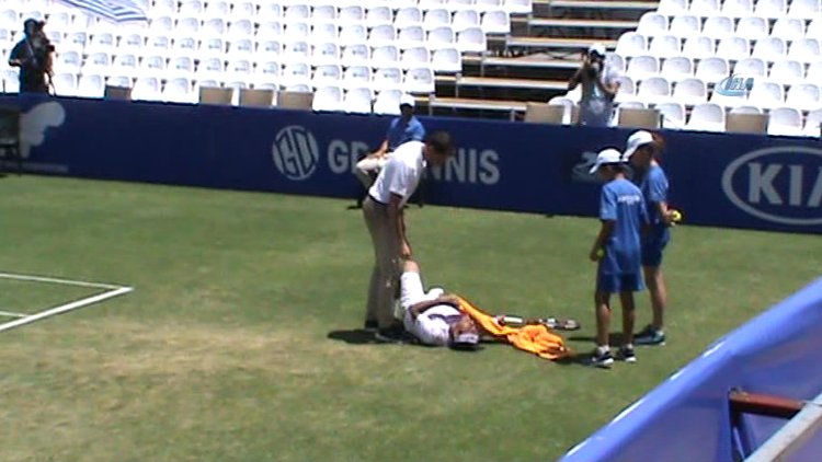 Aşırı sıcaklar tenisçiyi bayılttı