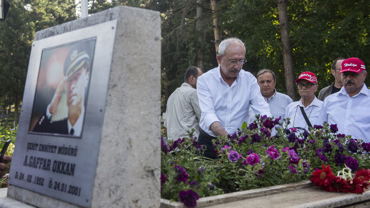 Kılıçdaroğlu, Şehit Emniyet Müdürü Gaffar Okkan'ın mezarını ziyaret etti