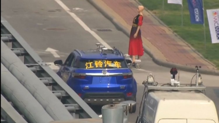 Sürücüsüz araçlar yarıştı