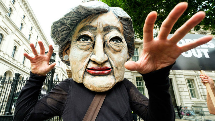 İngilizler May'i protesto etti