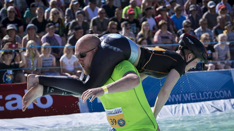 Eşlerini sırtlarında taşıyarak yarışıyorlar