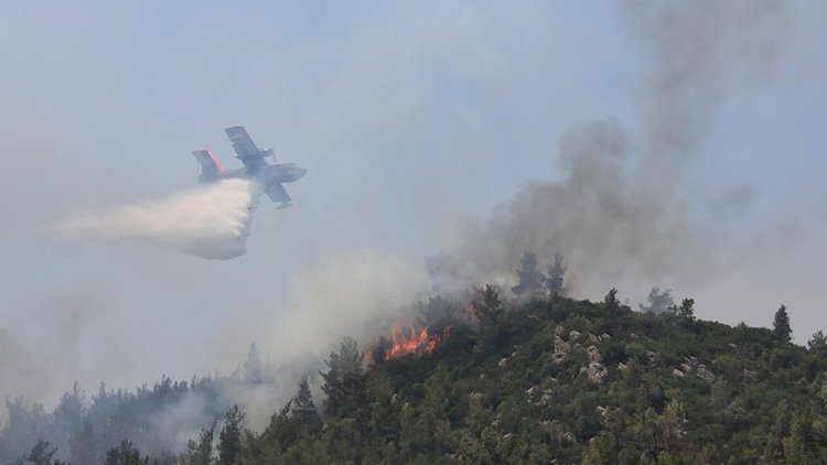 İzmir'deki yangını soğutma çalışmaları havadan görüntülendi