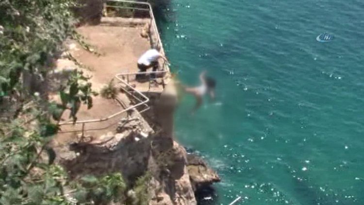 Genç kız falezlerden böyle atladı