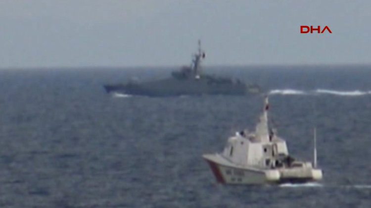 Ege'de Türk Sahil Güvenlik botları yanaşmak isteyen Yunan botlarını engelledi