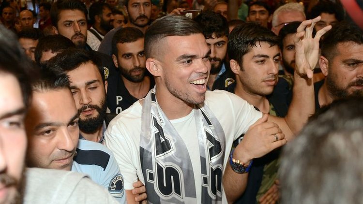Beşiktaş'ın yeni transferi Pepe, İstanbul'da