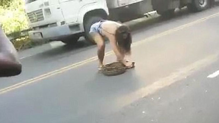 Kadın dev pitonu kucakladı