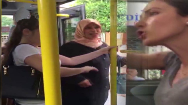 Kadın yolcuların yer verme kavgası
