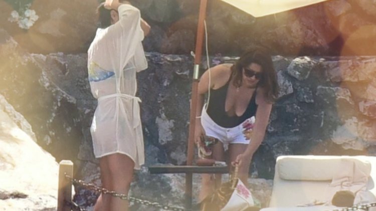 Nurgül Yeşilçay'ın gözünü böcek ısırdı