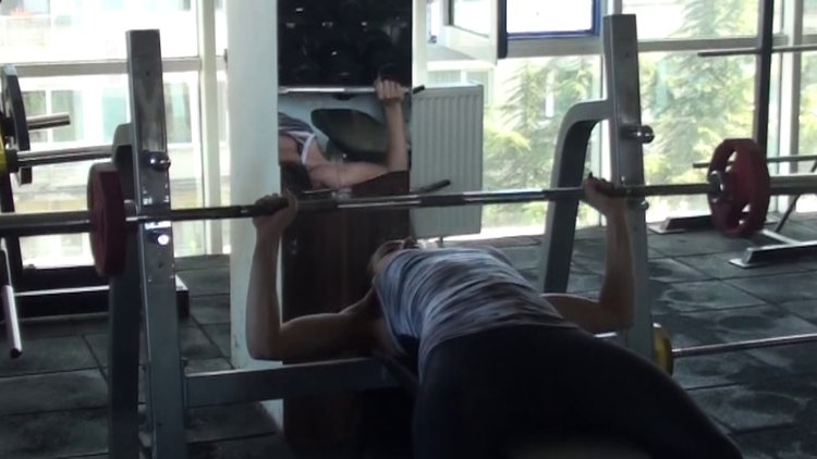 Selin Nalıncı'dan göğüs kası hareketleri