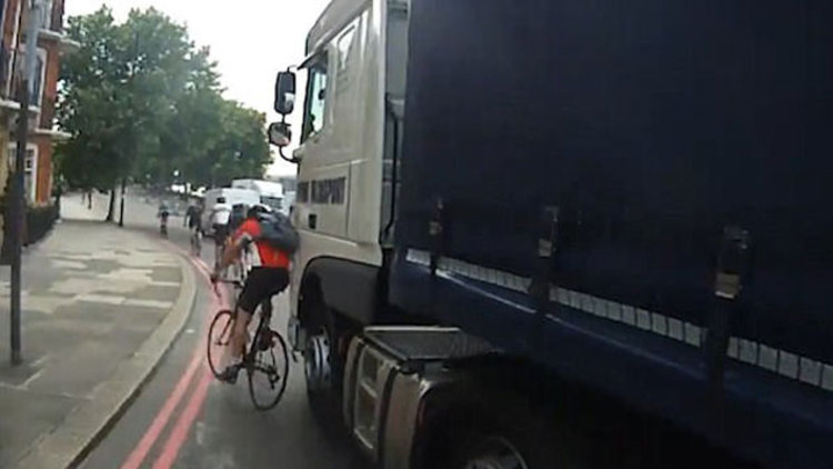 Kamyonun altında kalıyordu