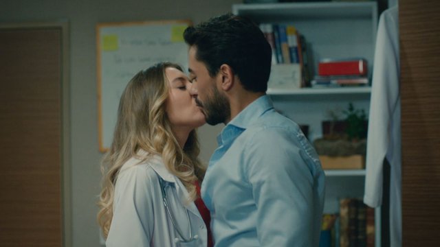 Bahar, Ali Asaf'ı öpüyor!