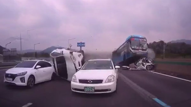 Otobüs 6 aracı ezdi