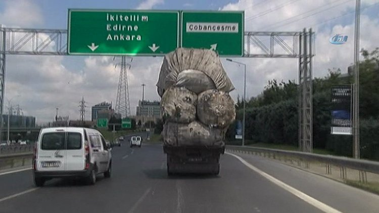 Aşırı yüklü kamyon trafikte tehlike saçtı