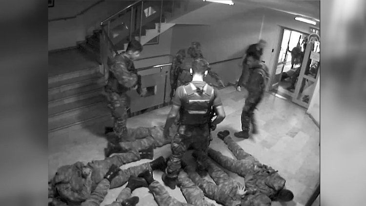 Türk Telekom'u işgal eden darbeci askerlerin yeni görüntüleri ortaya çıktı