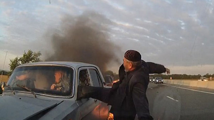 Yanan aracın içinden kurtardılar