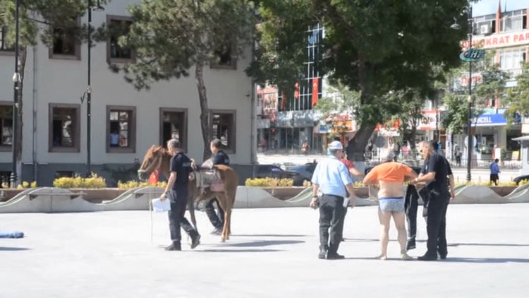 Valilik önünde soyunma eylemi