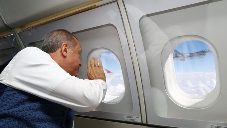 F-16 uçakları, Cumhurbaşkanı Erdoğan'ın uçağının kanat hizasına gelerek selamladı