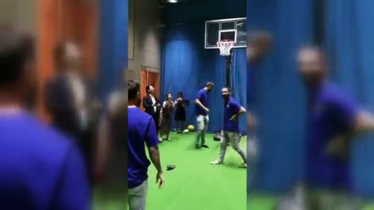 Messi basket atarken Arda Turan terlik attı
