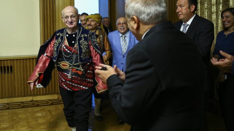 TBMM Başkanı İsmail Kahraman, 'seymen' kıyafeti giydi