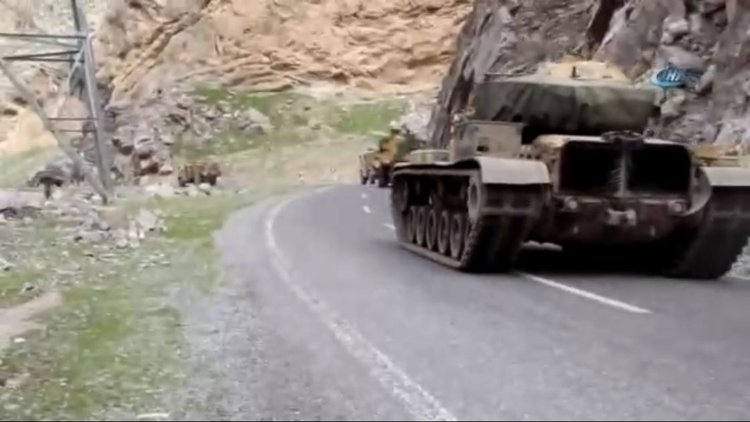 Hakkari'de askeri konvoyun geçişi sırasında patlama