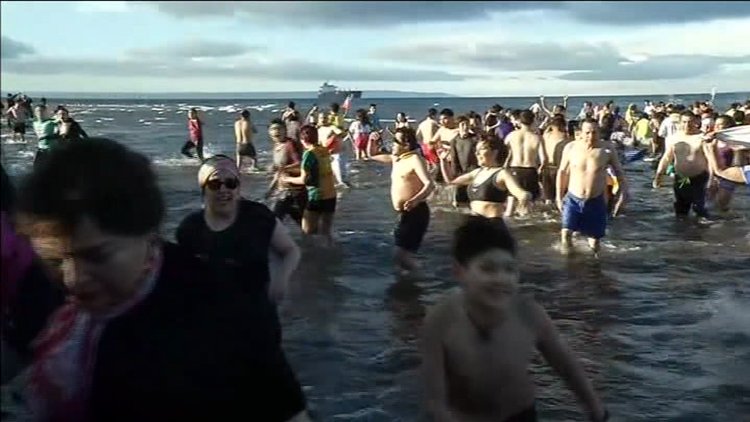 Buz gibi suya girdiler