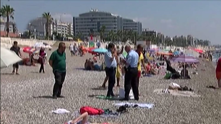 Polis denizde ararken karada buldu