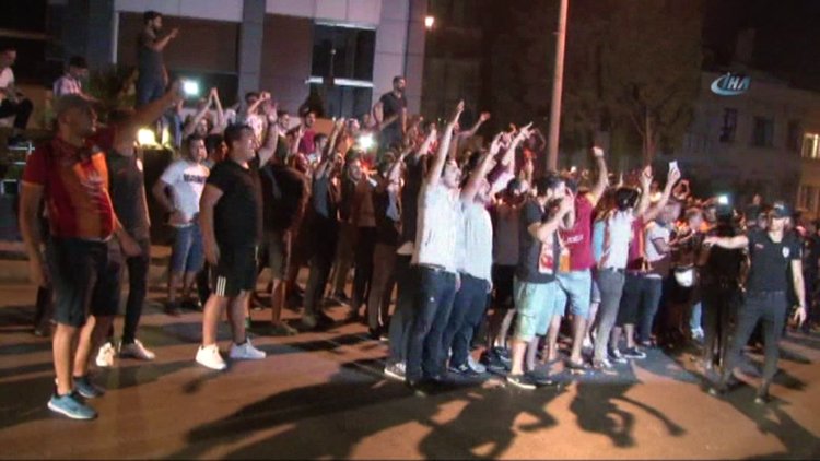 Galatasaraylı taraftarlar Florya'ya akın etti