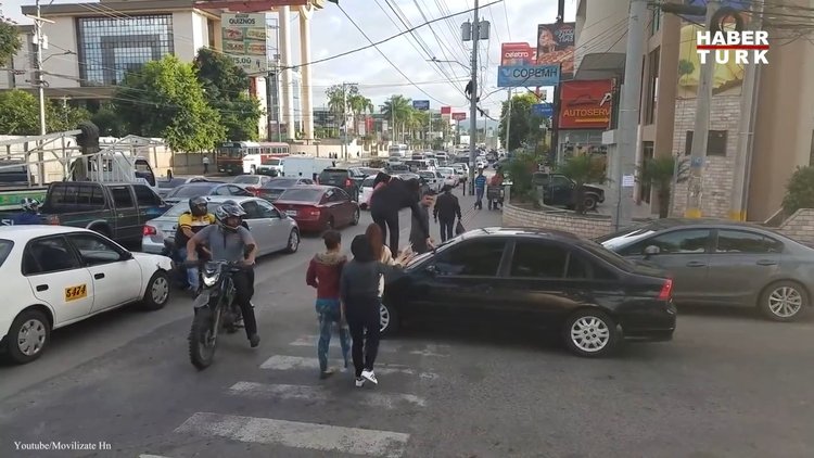 Kurallara uymayan sürücüye yayalar böyle ders verdi!