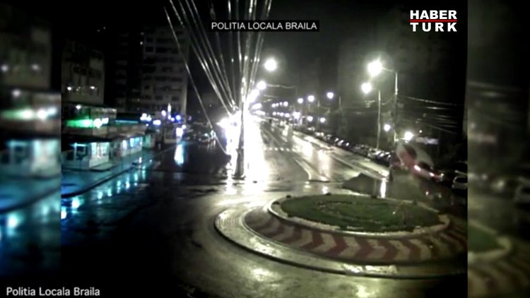 Direksiyonda uyuyakalan sürücü kaldırıma çarpıp havaya uçtu!